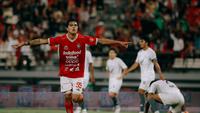 Penyerang Bali United, Diego Campos, merayakan gol yang dicetaknya ke gawang PSM Makassar dalam laga pekan ke-30 BRI Super League 2025/2026, Senin (27/4/2026). (Bola.com/Alit Binawan)