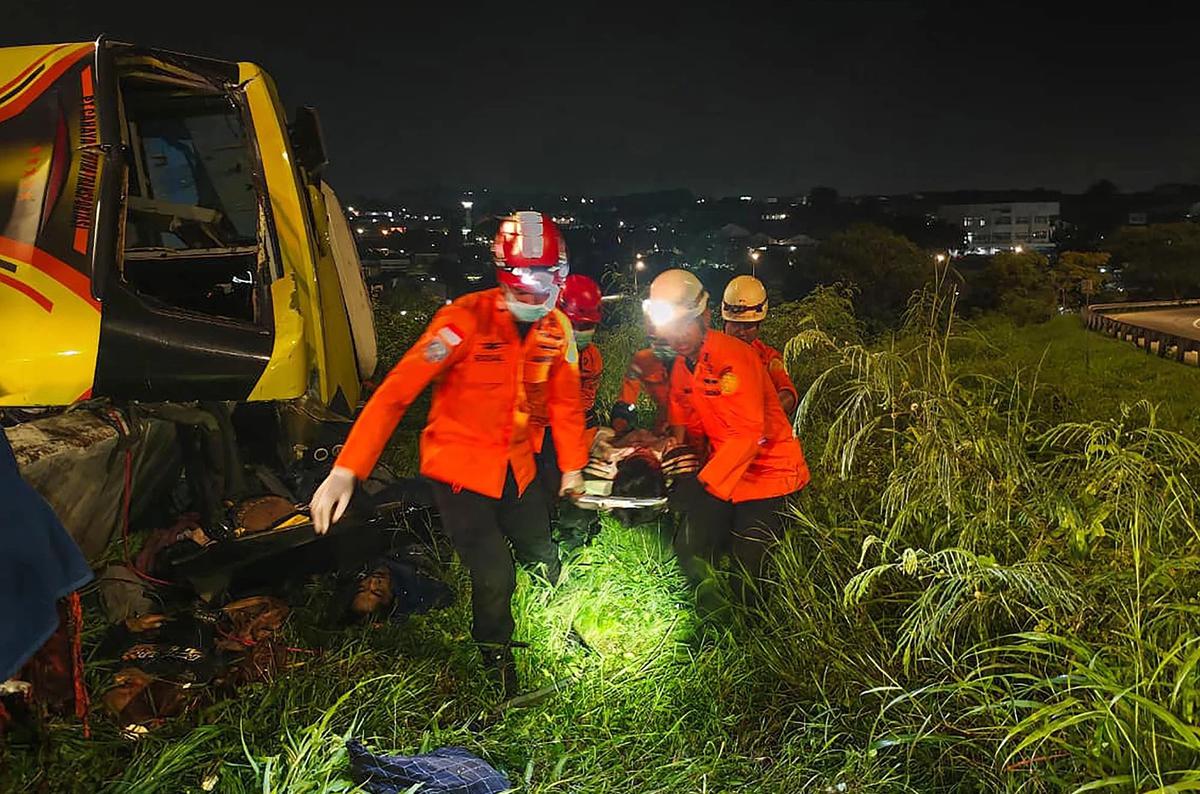 Basarnas Evakuasi Korban Kecelakaan Bus Maut di Tol Krapyak