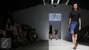 Model membawakan busana perancang Tex Saverio dalam Jakarta Fashion Week (JFW) 2016 di Jakarta, Sabtu (24/10/2015). Busana karya Tex Saverio tampil sebagai penutup pada hari pertama JFW 2016. (Liputan6.com/Immanuel Antonius)