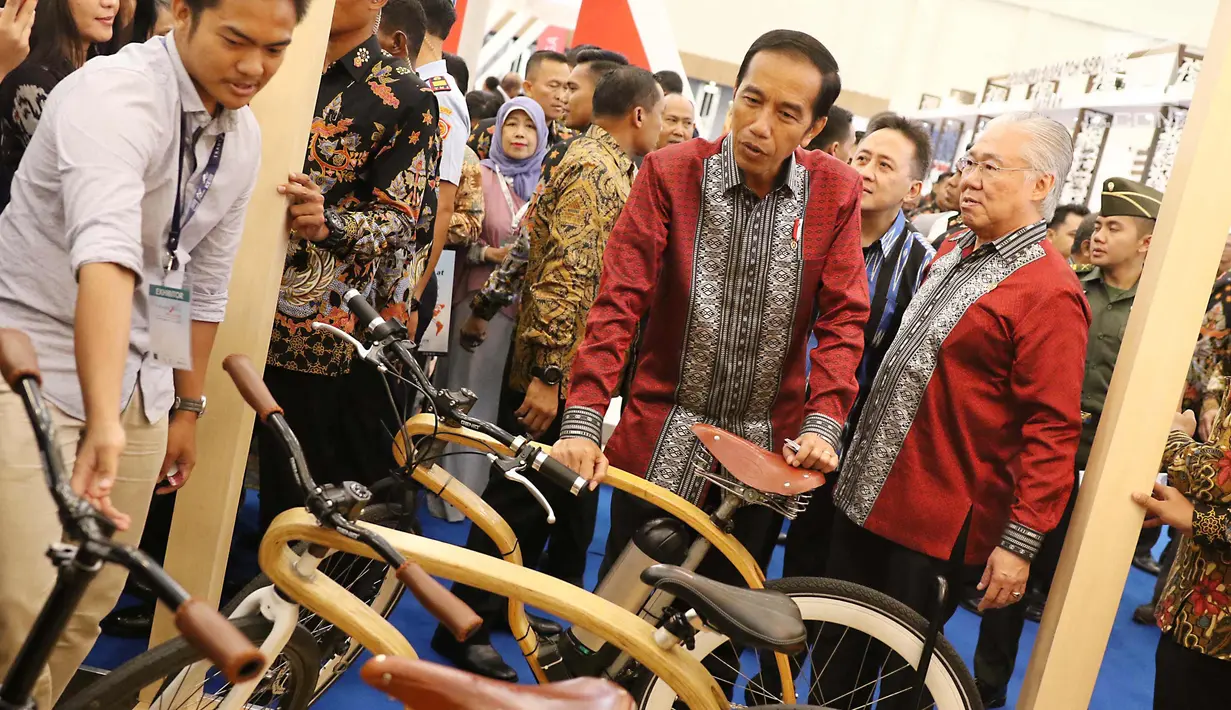 Presiden Joko Widodo dan Mendag Enggartiasto Lukita melihat pameran Trade Expo 2017 di ICE BSD, Tangerang Selatan, Rabu (11/10). Pameran Trade Expo Indonesia (TEI) ke-32 tersebut  berlangsung dari 11-15 Oktober 2017. (Liputan6.com/Angga Yuniar)
