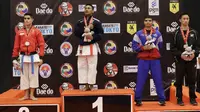 Karateka Indonesia, Ahmad Zigi Zaresta naik podium dan mengumandangkan Indonesia Raya usai meraih juara nomor Junior Kata pada Kejuaraan Dunia Karate Junior, Cadet dan U-21, di ICE, BSD, Tangerang, Kamis (12/11/2015). (Bola.com/Vitalis Yogi Trisna)