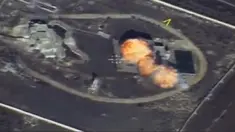 Sebuah gambar yang diambil dari rekaman video drone yang dirilis Kementerian Pertahanan Rusia pada 17 November 2016, memperlihatkan kepulan api saat rudal menghantam markas ISIS di lokasi yang tidak diketahui di Suriah. (Reuters)