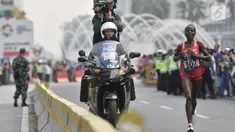 Pelari Bahrain Chelimo Rosa saat mengikuti lari maraton putri nomor 42 kilometer Asian Games 2018, Jakarta, Minggu (26/8). Chelimo Rosa berhasil merebut medali emas dengan catatan waktu 2 jam 34 menit 51 detik. (Merdeka.com/Iqbal S. Nugroho)