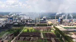 Tampak dari udara suasana pabrik PT. Indah Kiat Pulp and Paper (IKPP) Perawang, Kabupaten Siak, Riau, (18/7). Perusahaan memulai tersebut memulai produksi pulp pada tahun 1984 dan produksi kertas pada tahun 1989. (Liputan6.com/Fery Pradolo)