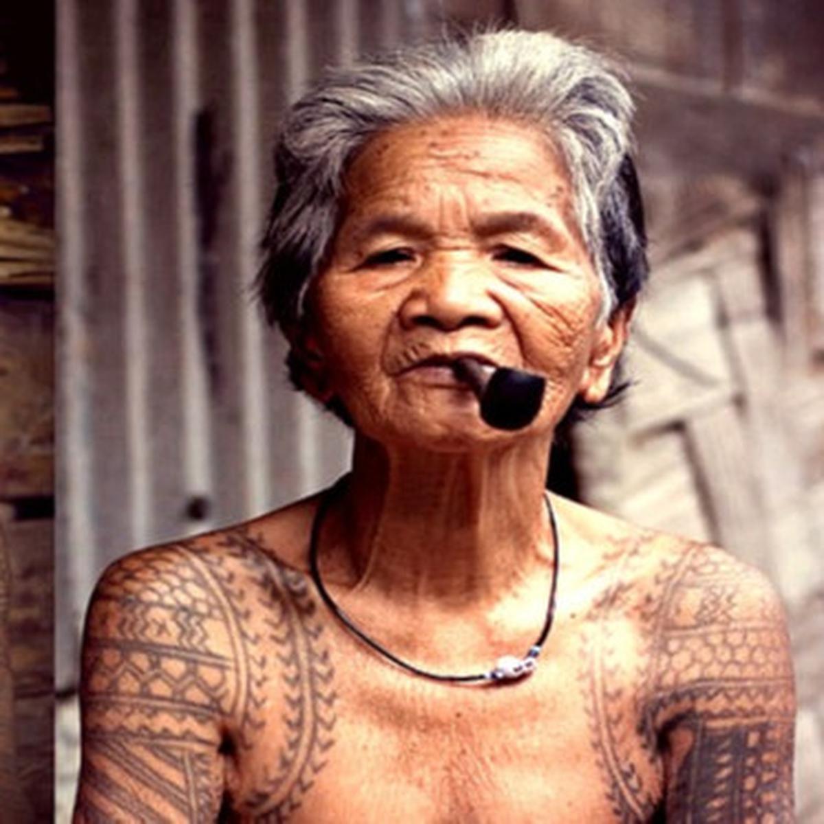 15 Fakta Keindahan Tato Suku Dayak yang Wajib Kamu Ketahui