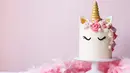Kue ini bisa banget dijadikan ide untuk menyambut hari spesial atau haru ulang tahun, apalagi jika kamu pecinta karakter unicorn. Didominasi hiasan warna pink di atas kuenya menjadikan kue ulang tahun ini terlihat sangat manis. Bikin gak tega kalau mau dimakan. (Shutterstock.com/ Ruth Black)