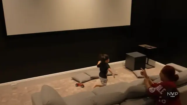 Rumah yang ditempati Nikita Willy saat melahirkan anak keduanya di Los Angeles, Amerika Serikat (AS). (dok. tangkapan layar YouTube Nikita Willy Official)