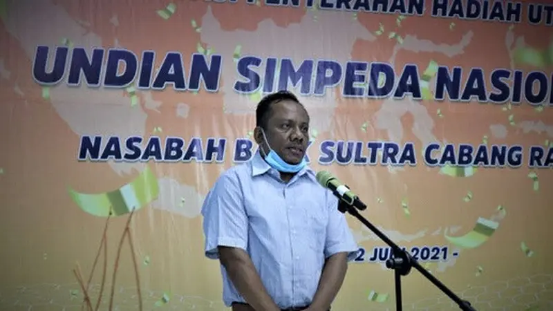 Jafaruddin, seorang guru di Kabupaten Muna mendapatkan hadian Rp500 juta dari Bank Sulawesi Tenggara.(Liputan6.com/dokumen Bank Sultra)