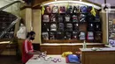 Karyawan menyiapkan ornamen untuk mempercantik toko jelang bulan suci Ramadhan di Pasar Baru, Jakarta, Rabu (9/3/2022). Selain untuk mempercantik toko, pemasangan ornamen juga untuk menarik perhatian pengunjung atau warga yang hendak berbelanja ke toko tersebut. (Liputan6.com/Johan Tallo)