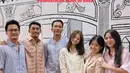 Selain suasana yang hangat dan penuh keakraban, gaya para tamu undangan juga mencuri perhatian dengan pilihan outfit bernuansa soft yang elegan. [@marinizumarnisreal].