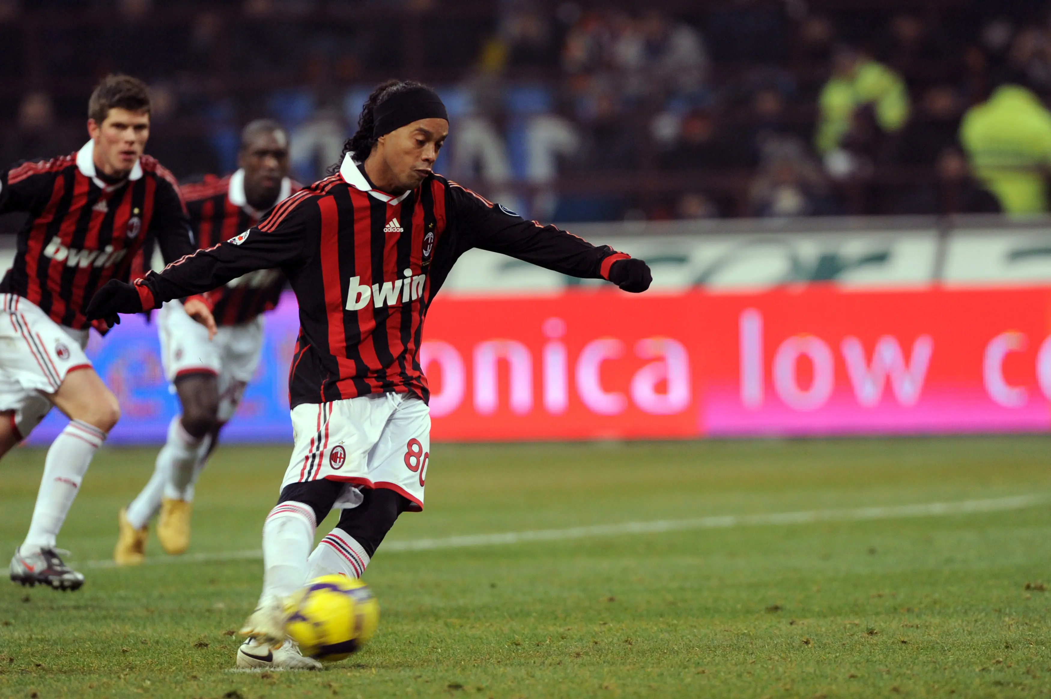 Ronaldinho saat beraksi melawan Inter Milan (GIUSEPPE CACACE / AFP)