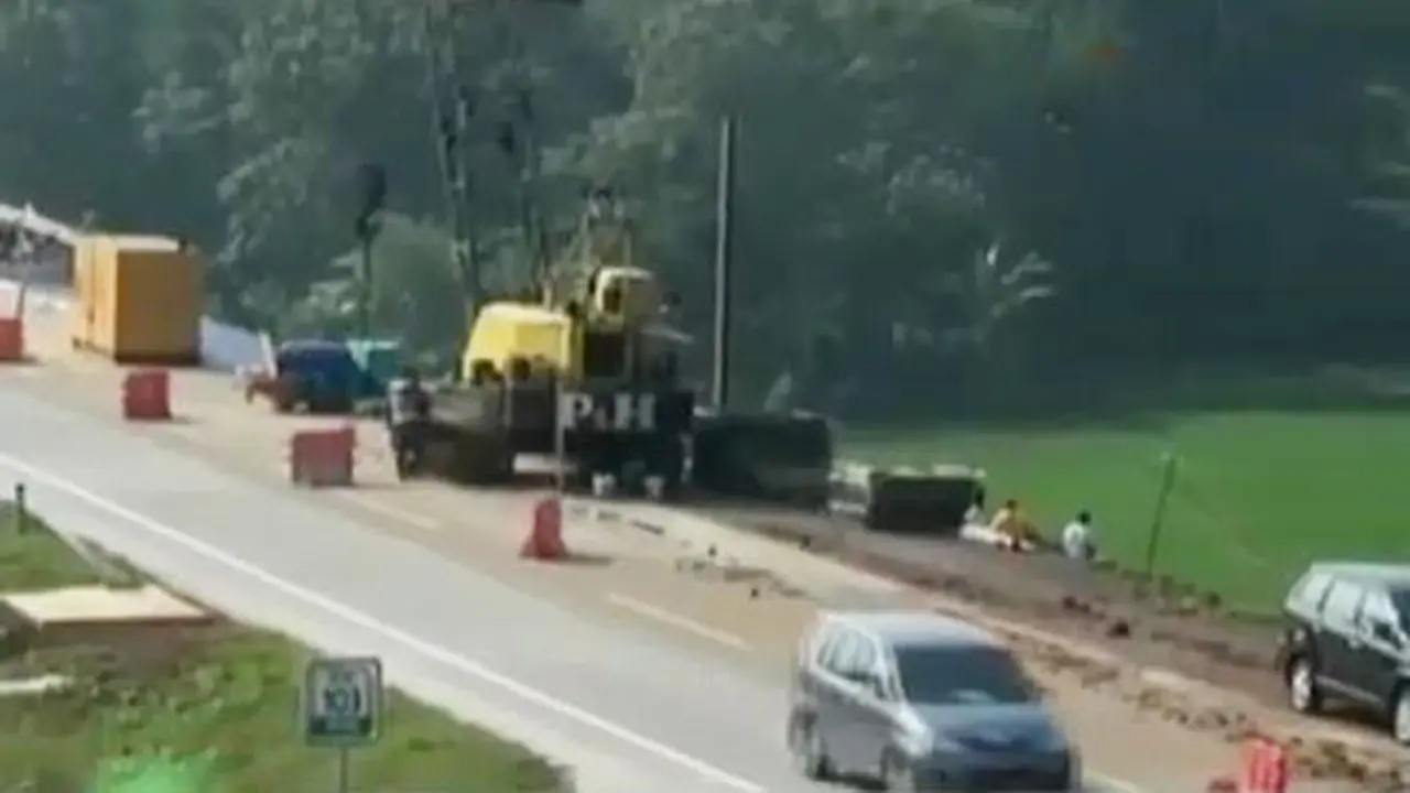 VIDEO: Jelang Lebaran, Perbaikan Jalan Ambles Tol Cipali Dikebut