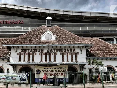 Tampak dari depan wajah baru Stasiun Jatinegara, Jakarta, Rabu (16/12/2020). Stasiun Jatinegara kini memiliki wajah baru usai direvitalisasi sejak 2016 lalu dengan perpaduan antara gaya modern dan klasik Eropa. (merdeka.com/Iqbal S. Nugroho)