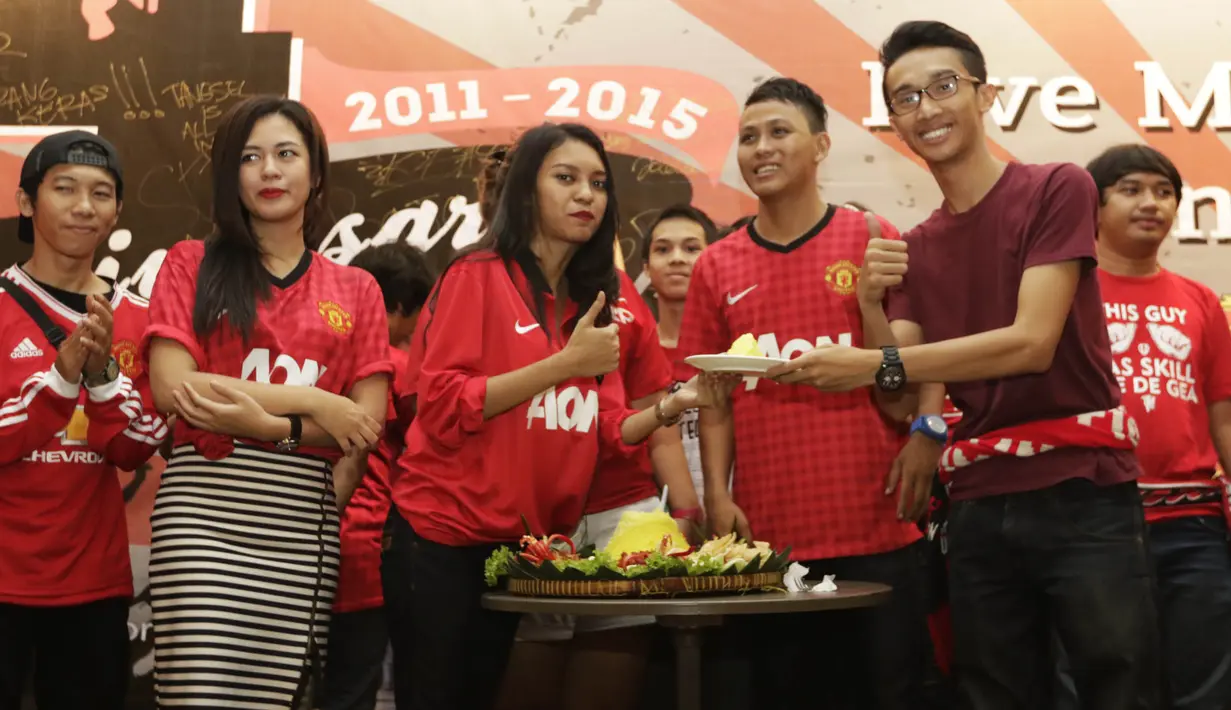 Acara nonton bersama MU melawan City itu juga bertepatan dengan hari jadi Simpatisan United yang keempat. (Bola.com/Vitalis Yogi Trisna)