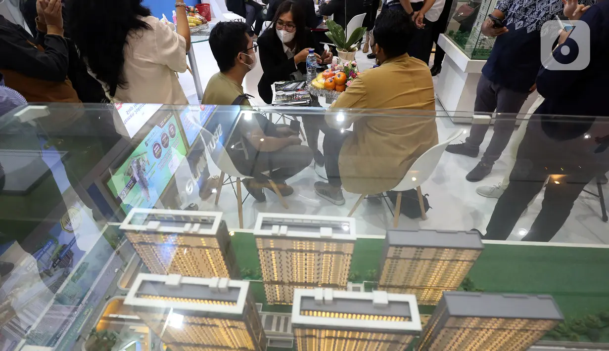 Pengunjung mendapat penjelasan mengenai hunian saat pameran Indonesia Properti Expo di Jakarta Convention Centre, Jakarta, Minggu (15/5/2022). Indonesia Property Expo atau IPEX 2022 dilaksanakan pada 15 hingga 22 Mei mendatang. Pameran tersebut melibatkan  41 developer/pengembang yang terdiri dari 11 pengembang subsidi dan 30 pengembang non subsidi. (Liputan6.com/Johan Tallo)