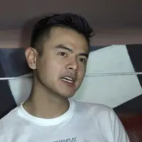 Dion Wiyoko memainkan salah satu peran dalam film ‘London Love Story’. Saat syuting di London, Dion sedang asyik mengambil gambar lokasi sekitar, ternyata crew film sudah pindah lokasi meninggalkannya. Apa yang dilakukan Dion?