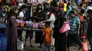 Orang-orang berbelanja di Pantai Juhu, Mumbai, India, Selasa (24/8/2021). India mencatat penambahan 14.419 kasus positif COVID-19 pada 24 Agustus 2021. (AP Photo/Rafiq Maqbool)