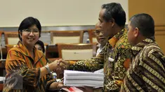Ketua Panitia Seleksi Calon Pimpinan KPK (Pansel Capim KPK) Destry Damayanti (kiri) menyerahkan dokumen Rekam Jejak Calon Pimpinan KPK kepada Komisi III di Kompleks Parlemen Senayan, Jakarta, Senin (23/11). (Liputan6.com/Johan Tallo)