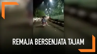 Aksi segerombolan remaja ini tak patut ditiru. Mereka konvoi saat malam hari sambil mengacungkan senjata tajam yang dibawanya. Insiden ini terjadi di sekitaran underpass Manggarai.