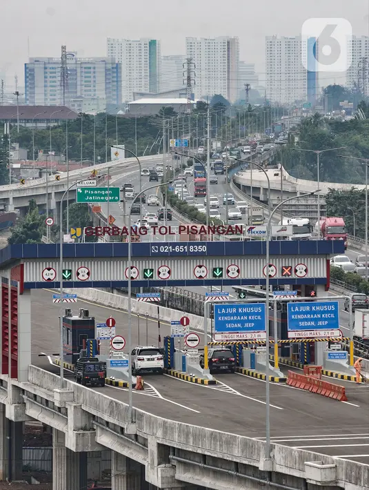 Kendaraan melintasi GT Pisangan, Jatinegara, Jakarta Timur, Senin (15/3/2021). GT Pisangan terdiri atas 2 GTO Single dan GTO Multi yang dapat dilalui kendaraan Golongan I, II, III, IV, dan V. (merdeka.com/Iqbal S. Nugroho)
