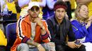 Pembalap F1, Lewis Hamilton dan Striker Barcelona, Neymar Jr menyaksikan gim kedua Final NBA antara Cleveland Cavaliers melawan Golden State Warriors di Oracle Arena, California, (4/06/2017). Golden State Warriors menang 132-113. (AFP/Ezra Shaw)
