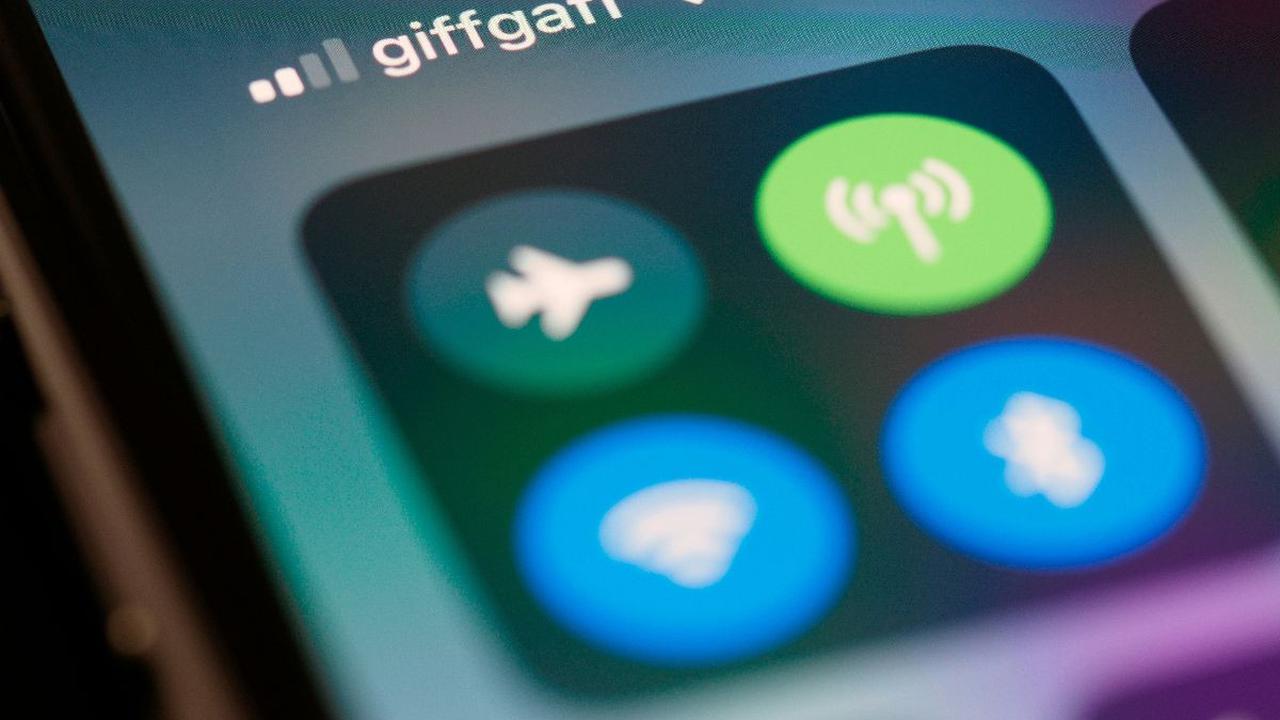 Melalui akun Instagram @divisihumaspolri, disebutkan setidaknya ada 5 hal yang perlu dihindari saat menggunakan wifi publik gratis.