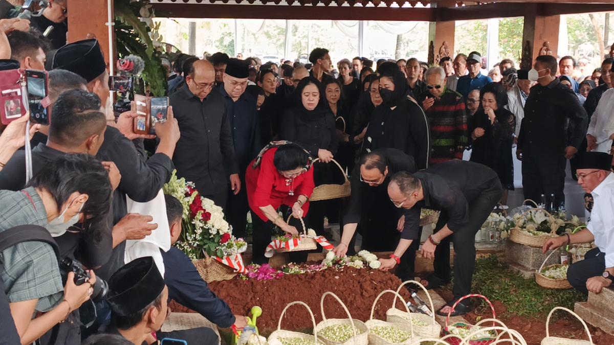 Antar Kepergian Adik, Megawati Tabur Bunga Pertama di Pemakaman Guruh