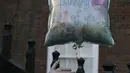 Terlihat salah seorang penggemarnya mengikatkan dua buah balon di pagar rumah George. Satu balon berbentuk hati dan berwarna merah, dan balon yang lainnya berbentuk persegi dengan bertuliskan "Thinking of You". (AFP/Bintang.com)