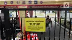 Pemberitahuan penutupan Museum Nasional atau Museum Gajah terpasang pada pagar saat petugas kepolisian berjaga di area Museum Nasional, Jakarta, Minggu (17/9/2023). Pihak Museum Nasional Indonesia mengumumkan bakal tutup sementara usai insiden kebakaran yang berlangsung pada Sabtu (16/9) kemarin. (Liputan6.com/Angga Yuniar)