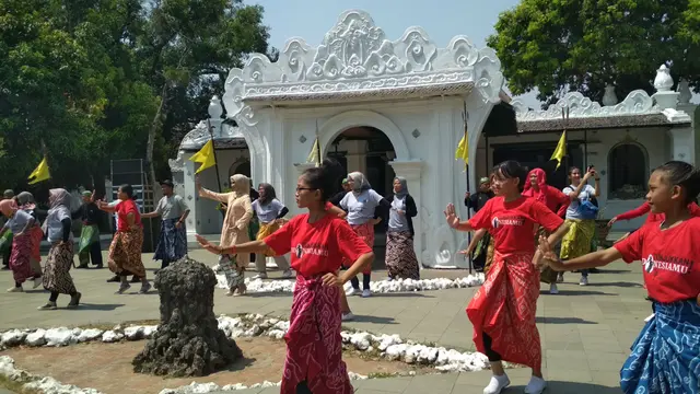 Akhir Pekan Menari Topeng Cirebon Bersama Pengunjung di Keraton Kasepuhan