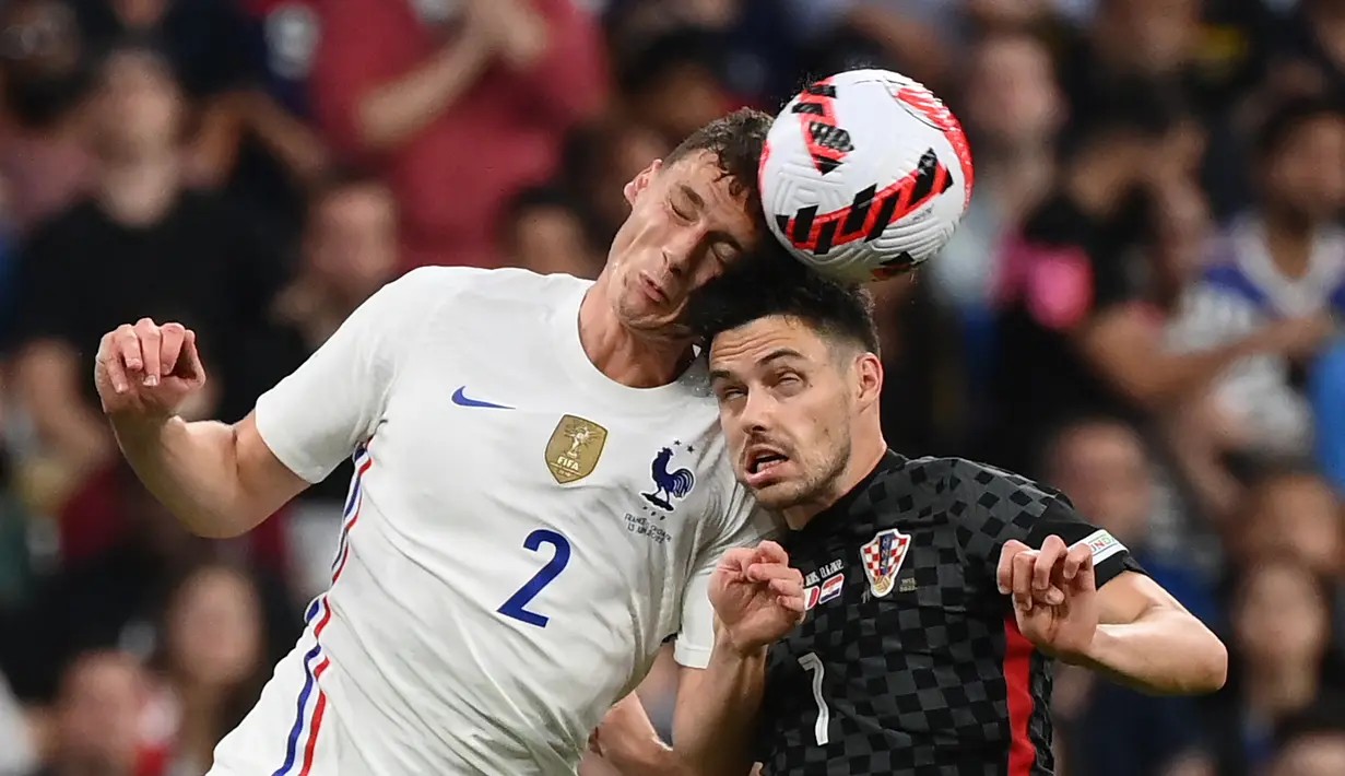 Bek Prancis, Benjamin Pavard (kiri) berebut bola udara dengan penyerang Kroasia, Josip Brekalo pada laga keempat Grup A1 UEFA Nations League 2022/2023 di Stade de France di Saint-Denis, di Paris, Selasa (14/6/2022). Kroasia menang tipis atas Prancis 1-0.  (AFP/Franck Fife)