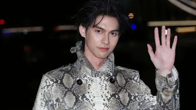 Yoona SNSD Tampil Chic dalam Trench Coat Burberry Spring 2026 di London Fashion Week, Interaksi dengan Bright Curi atensi