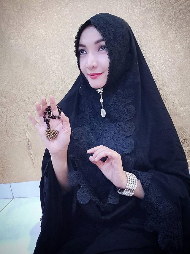 7 Penampilan Terbaru Roro Fitria Usai Bebas dari Penjara, Makin