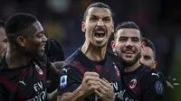 Penyerang AC Milan, Zlatan Ibrahimovic berselebrasi dengan rekan-rekannya usai mencetak gol ke gawang Cagliari pada pertandingan Liga Serie A Italia di Sardegna Arena (11/1/2020). Ibrahimovic mencetak gol dimenit ke-64 dan merupakan gol perdananya di AC Milan musim ini. (Spada(/LaPresse via AP)