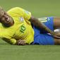 Ekspresi striker Brasil, Neymar, saat terjatuh pada laga melawan Swiss di ajang Piala Dunia di Stadion Rostov, Rusia, Senin (17/6/2018). Dilanggar sebanyak 10 kali membuat Neymar masuk rekor di Piala Dunia. (AP/Andre Penner)