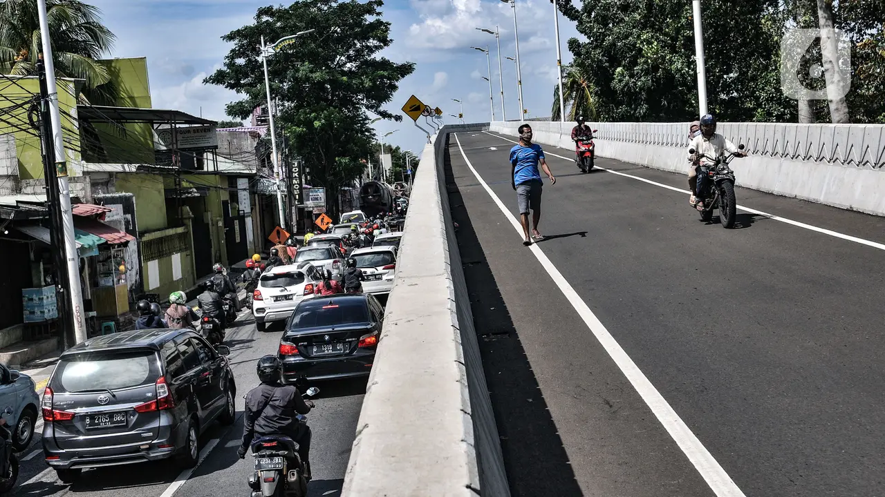 Pesepeda Motor Terobos Flyover Tapal Kuda yang Masih Ditutup