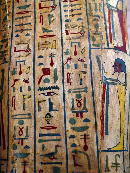 Hieroglif Mesir di peti mati kuno yang baru ditemukan di situs pemakaman Saqqara di Provinsi Giza, Mesir, 3 Oktober 2020. Kementerian Pariwisata dan Kepurbakalaan Mesir memamerkan 59 peti mati kuno yang baru ditemukan dengan kondisi terawat baik di Provinsi Giza. (Xinhua/Ahmed Gomaa)