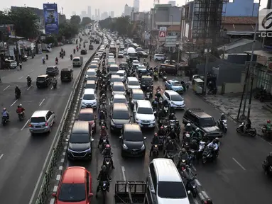 Kendaraan bermotor terjebak kemacetan di Jalan KH. Abdullah Syafei, Jakarta, Senin (9/9/2019). Perluasan wilayah ganjil genap yang berlaku hari ini membuat pengendara beralih ke ruas jalan alternatif sehingga jumlah kendaraan meningkat dan menyebabkan kemacetan panjang. (merdeka.com/Iqbal Nugroho)