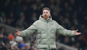 Manajer Chelsea, Calum McFarlane, bereaksi saat pertandingan Liga Inggris melawan Fulham di Craven Cottage, Kamis (8/1/2026). (AP Photo/Dave Shopland)