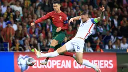 Portugal menjaga rekor kemenangan sempura usai menaklukkan tamunya, Slovakia. Sayang kemenangan Portugal gagal diikuti catatan cleansheet karena gawang mereka bobol dua kali oleh tim tamu. (AP Photo/Luis Vieira)