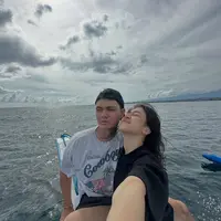 Dari gaya kasual hingga petualangan outdoor, Nyoman dan Keisya menunjukkan bahwa couple style bisa tetap santai namun tetap stylish. [@manpaularo].