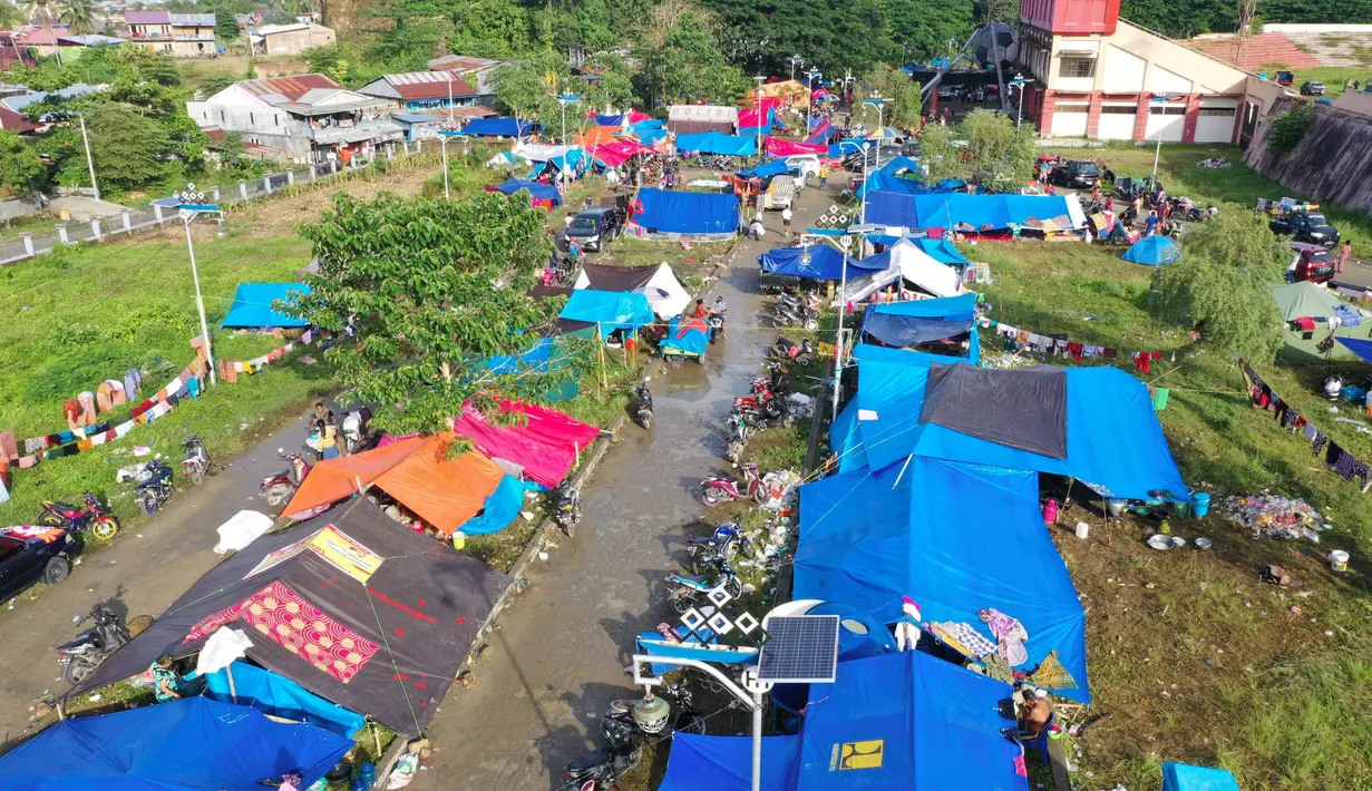 Gambar udara menunjukkan tempat penampungan sementara bagi orang-orang yang terkena gempa setelah gempa berkekuatan 6,2 di Mamuju, (18/1/2021). (AFP/Adek Berry)