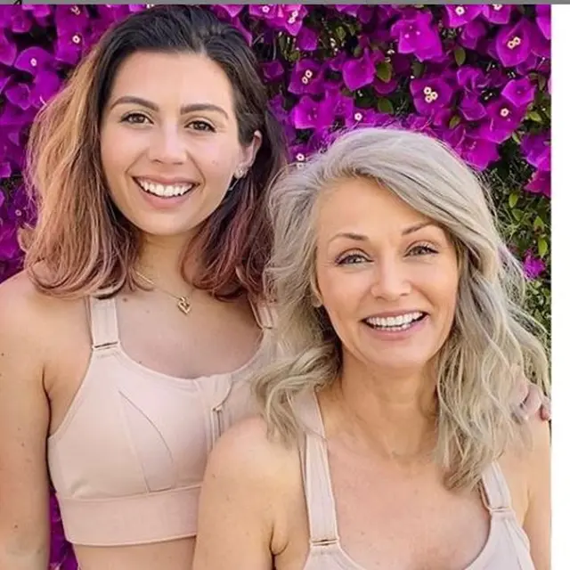 Wanita 56 Tahun Kathy Jacobs bersama putrinya, Abigail Rose.