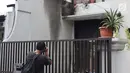 Pewarta melihat-lihat kondisi rumah Wakil Ketua KPK, La Ode Muhammad Syarif di kawasan Kalibata, Jakarta, Rabu (9/1). Sebelumnya, terjadi lemparan molotov di rumah Wakil Ketua KPK, La Ode Muhammad Syarif. (Liputan6.com/Helmi Fithriansyah)