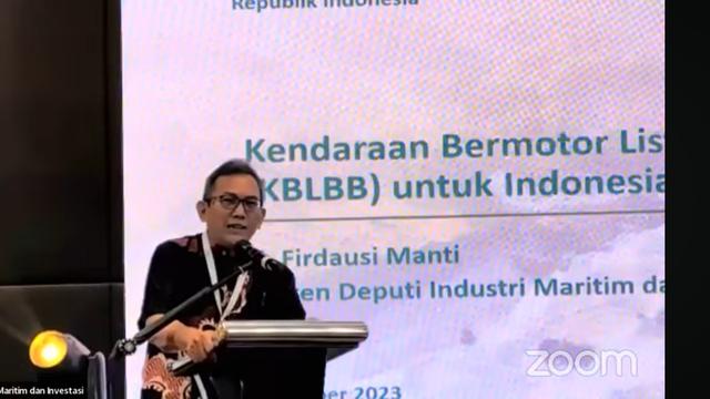 Asisten Deputi Industri Maritim dan Transportasi Kementerian Koordinator bidang Kemaritiman dan Investasi M Firdausi Manti dalam agenda Dekarbonisasi Sektor Transportsdi melalui Adopsi KBLBB, Jumat (17/11/2023). (Arief/Liputan6.com)