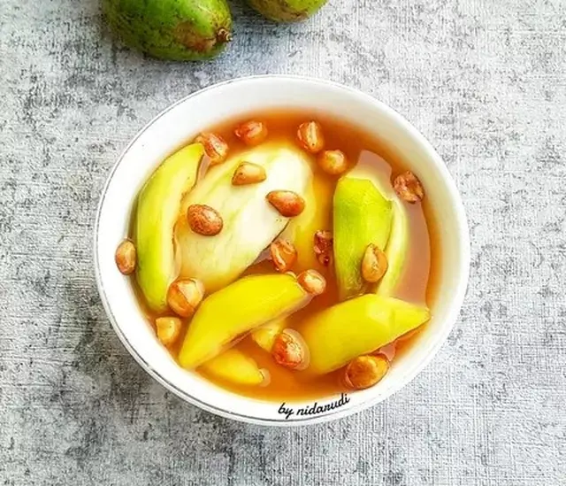 5. Taburan Kacang dan Serutan Es Bikin Penikmat Asinan Buah Ketagihan