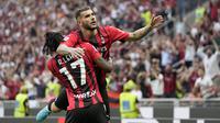 AC Milan justru mampu menggandakan keunggulan menjadi 2-0 lewat gol spektakuler Theo Hernandez di menit ke-75. Aksi solo-run pemain asal Prancis tersebut dari depan kotak penalti sendiri tak mampu dihadang para pemain Atalanta hingga mampu melepaskan tembakan yang gagal diantisipasi kiper Juan Musso. (AP/Antonio Calanni)