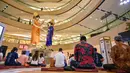 Rupang Buddha melayang menggambarkan Sang Buddha bersama Ratu Mahamaya, ibunda-nya itu setinggi 8,34 meter berdiri di perayaan satu dekade Vesak Festival 2025 di Surabaya. (Juni KRISWANTO/AFP)
