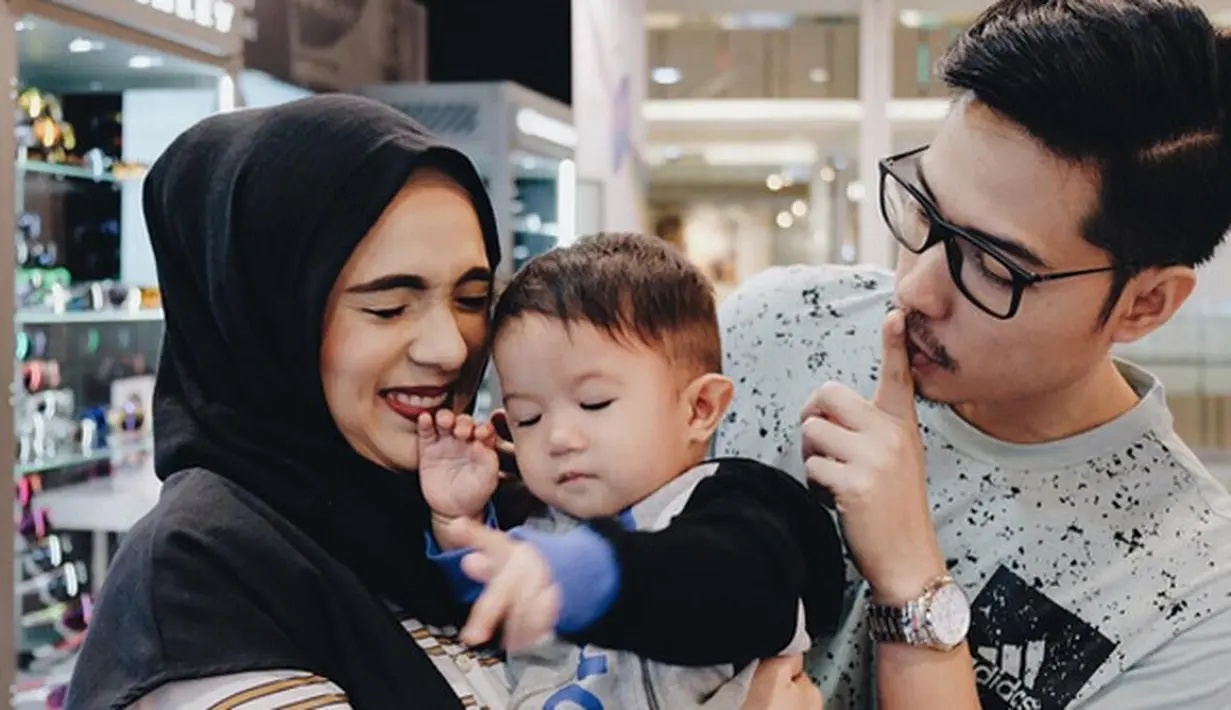 "Rutinitas aku biasanya jam 3 pagi udah bangun, terus nyiapin sahur untuk suami. Biasanya enggak tidur lagi sampai shubuh, siap-siap, jam 5.30 WIB berangkat," ucap Nycta Gina ditemui di Grand Hyatt, Jakarta, Selasa (6/6/2017). (Instagram/missnyctagina)