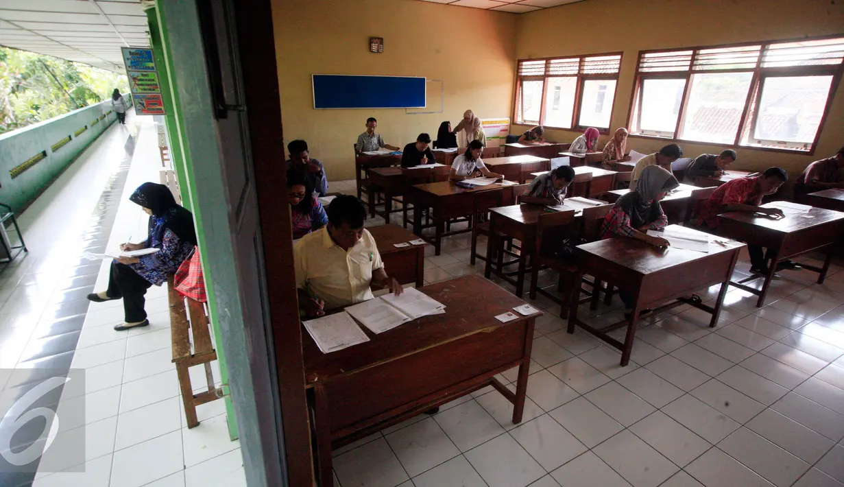  Seorang kerabat menunggu keluarganya  saat mengikuti ujian kesetaraan Paket C di SMPN 15 Yogyakarta, Senin (4/4). Sebanyak 447 peserta mengikuti ujian akhir untuk mendapatkan ijazah setingkat SMA. (Liputan6.com/Boy Harjanto)